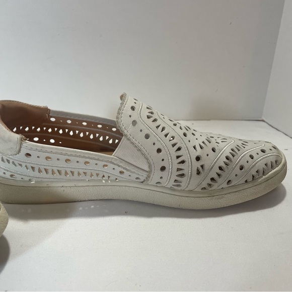 UGG White slip sneakers with Perforated Design. women’s shoes size 9.5. Preowned - Picture 4 of 9